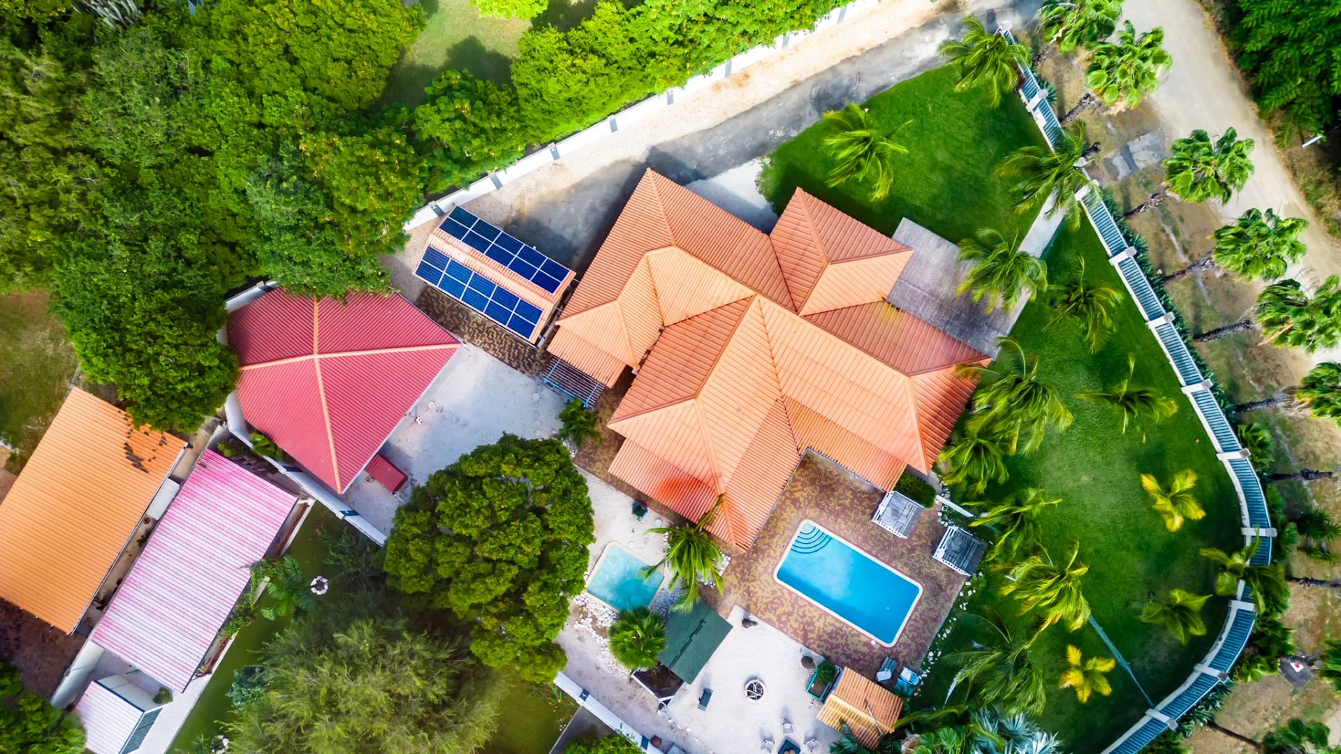 Droneoverzicht van het perceel van Villa Querencia met kokospalmen